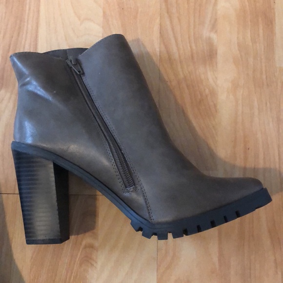 Gorgeous dark taupe boots - Picture 3 of 10